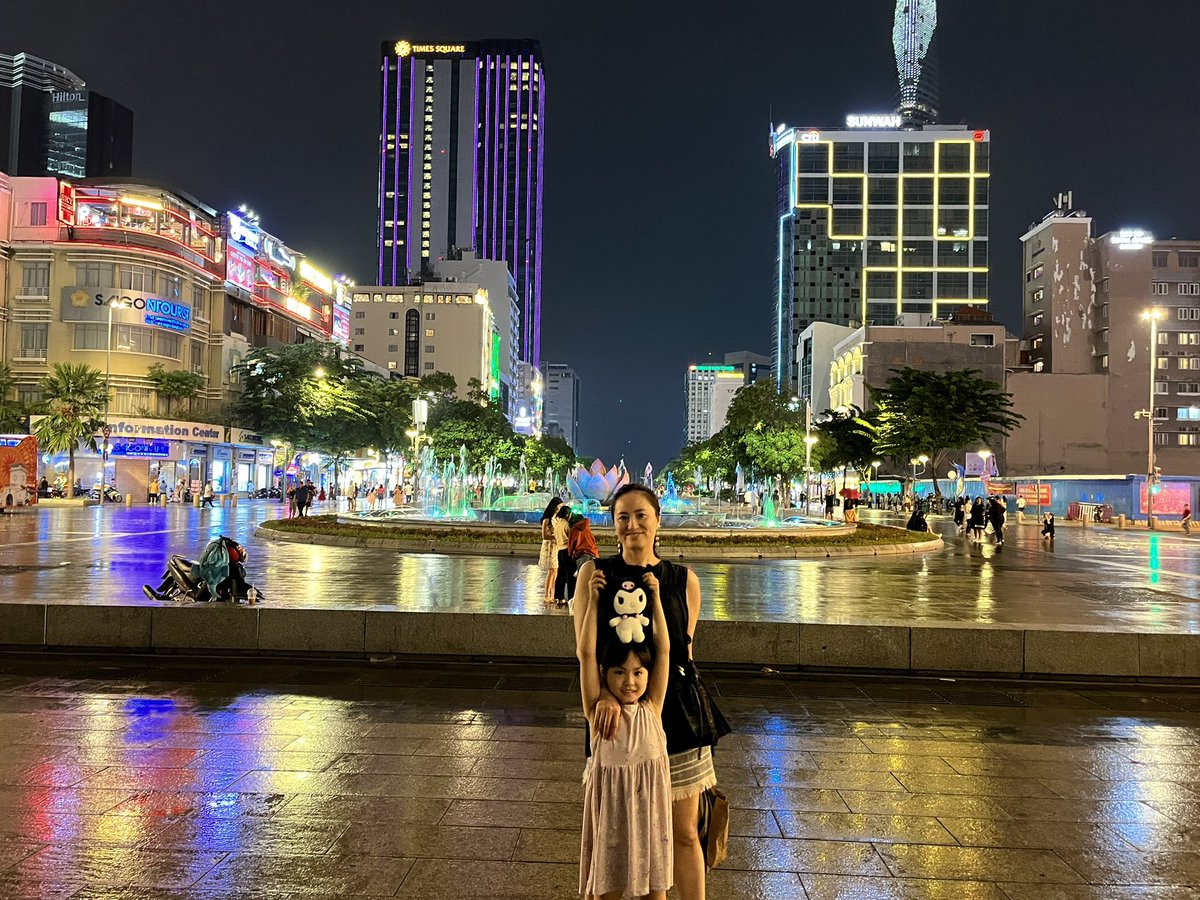 0723_u's tweet photo. ホーチミン像やコロニアル建築の美しい建物、ルーフトップバーでホーチミンの夜景を眺めて食事してビールが最高に美味しい‼️
#ホーチミン像
#ホーチミン夜景
#rooftopgardenbar
#コロニアル建築
#蓮の噴水
#ベトナム https://t.co/v4jimPL6qD