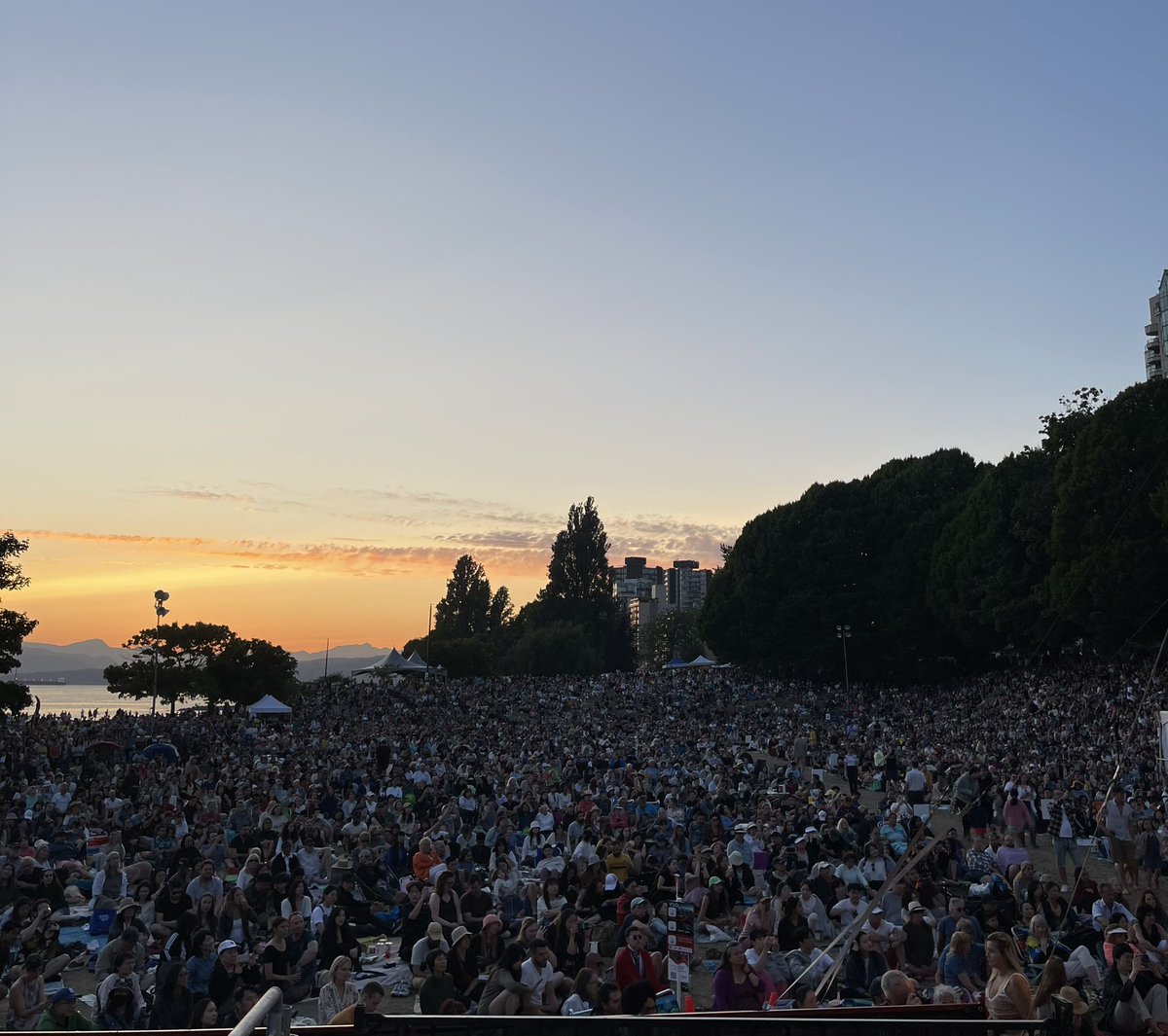 BrennanBastyo's tweet photo. Power of live music to bring people together. Our world needs more great music. 
Thank you @VSOrchestra, @ottotausk and VSO school of music for a fabulous night at Symphony at Sunset @ParkBoard . https://t.co/XhXUj8t50j