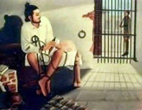 TheBahubali_IND's tweet photo. "भगतसिंह" की बैरक की साफ-सफाई करने वाले वाल्मीकि  नाम का बोघा था..

"भगत सिंह" उसको बेबे (मां) कहकर बुलाते थे जब कोई पूछता कि भगत सिंह ये वाल्मीकि बोघा तेरी बेबे कैसे हुआ..?

 तब "भगत सिंह" कहते, मेरा मल-मूत्र या तो मेरी बेबे ने उठाया, या इस भले पुरूष बोघे ने बोघे में मैं अपनी बेबे (मां) देखता हूं ये मेरी बेबे ही है यह कहकर भगत सिंह बोघे को अपनी बाहों में भर लेता

भगत सिंह जी अक्सर बोघा से कहते, बेबे मैं तेरे हाथों की रोटी खाना चाहता हूँ। पर बोघा अपनी जाति को याद करके झिझक जाता और कहता, भगत सिंह तू ऊँची जात का सरदार, और मैं एक अदना सा वाल्मीकि, भगतां तू रहने दे, ज़िद न कर।

सरदार भगत सिंह भी अपनी ज़िद के पक्के थे, फांसी से कुछ दिन पहले जिद करके उन्होंने बोघे को कहा बेबे अब तो हम चंद दिन के मेहमान हैं, अब तो इच्छा पूरी कर दे!

बोघे की आँखों में आंसू बह चले रोते-रोते उसने खुद अपने हाथों से उस वीर शहीद ए आजम के लिए रोटिया बनाई, और अपने हाथों से ही खिलाई। भगत सिह के मुंह में रोटी का गास डालते ही बोघे की रुलाई फूट पड़ी ओए भगतां, ओए मेरे शेरा, धन्य है तेरी मां, जिसने तुझे जन्म दिया भगत सिंह ने बोघे को अपनी बाहों में भर लिया

ऐसी सोच के मालिक थे अपने वीर सरदार भगत सिंह जी... परन्तु आजादी के 70 साल बाद भी हम समाज में व्याप्त ऊँच-नीच के भेद-भाव की भावना को  दूर करने के लिये वो न कर पाए जो 88 साल पहले भगत सिंह ने किया। 
महान शहीदे आजम को इस देश का प्रणाम 🙏✍️✍️✍️