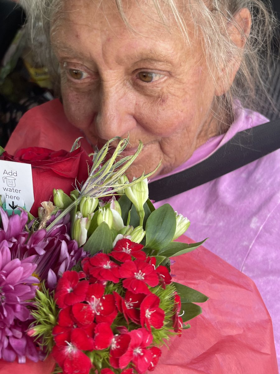 shelleyduvallxo's tweet photo. Pretty flowers for the most gorgeous girl in my life, Shelley Duvall💐💖🫂

My Saturday afternoon was spent with Shelley under the blazing Texas sun with some iced coffees, sugar cookies, and kolaches celebrating her 74th year and making her feel so special and loved. https://t.co/bqhqcCTCQU