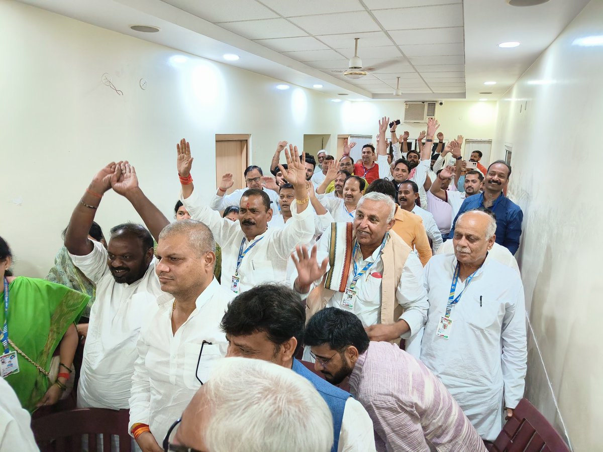 LJP4India's tweet photo. आज बिहार प्रदेश कार्यालय श्री कृष्णापुरी में राष्ट्रीय अध्यक्ष आदरणीय श्री @iChiragPaswan जी ने पार्टी के राष्ट्रीय पदाधिकारी एवं बिहार प्रदेश के पदाधिकारियों के साथ बैठक कर गठबंधन के स्वरूप को लेकर विस्तृत चर्चा की । https://t.co/VJnEyqU1Zu
