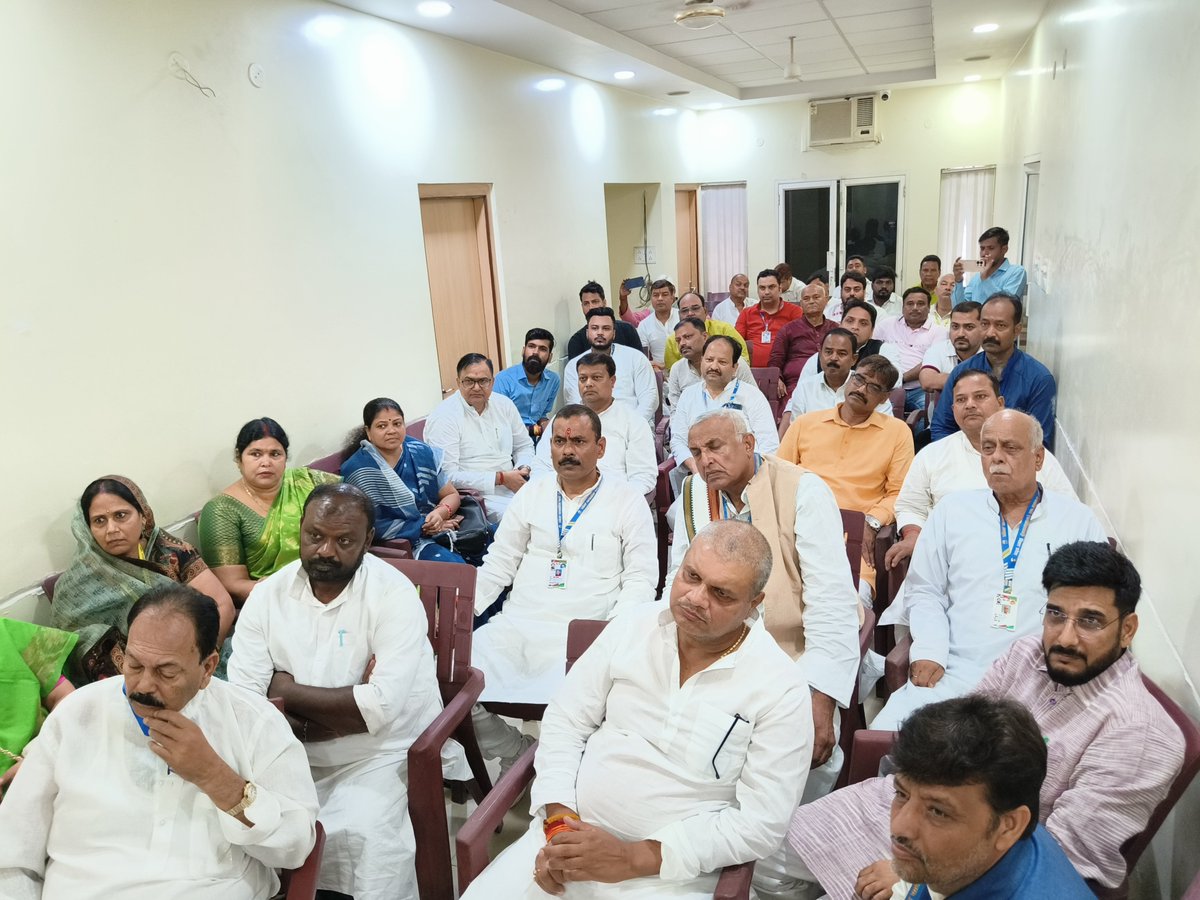 LJP4India's tweet photo. आज बिहार प्रदेश कार्यालय श्री कृष्णापुरी में राष्ट्रीय अध्यक्ष आदरणीय श्री @iChiragPaswan जी ने पार्टी के राष्ट्रीय पदाधिकारी एवं बिहार प्रदेश के पदाधिकारियों के साथ बैठक कर गठबंधन के स्वरूप को लेकर विस्तृत चर्चा की । https://t.co/VJnEyqU1Zu