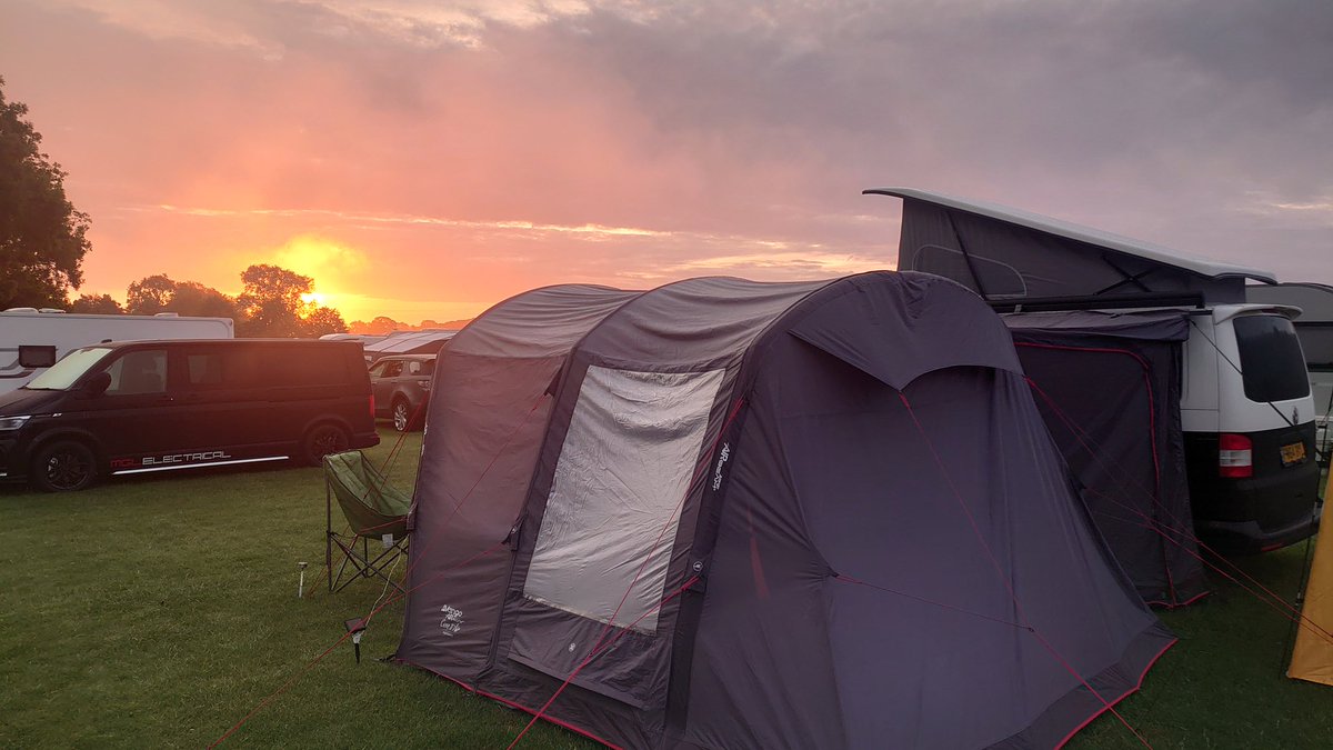 PeteLitchfield's tweet photo. @MercedesAMGF1 @LewisHamilton @GeorgeRussell63 @SilverstoneUK early start...please send coffee 🏁🏁🇬🇧🇬🇧#BritishGP https://t.co/CHYsY0MANt