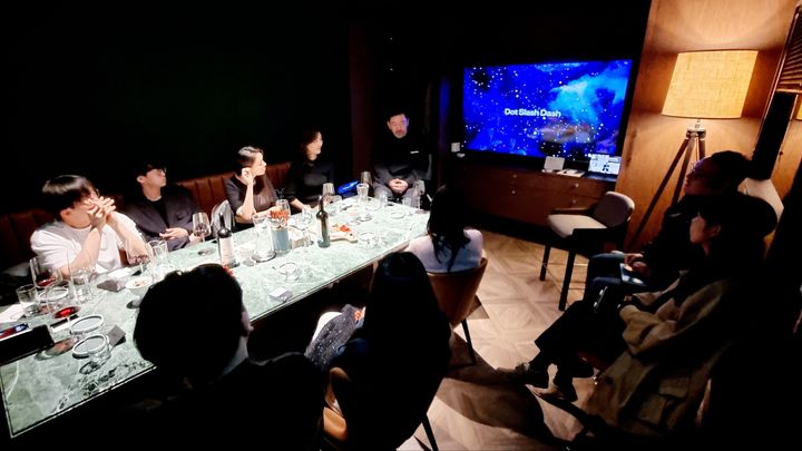 rsvclub's tweet photo. "쇼잉, 텔링을 넘어 관계와 연대의 시대로. 이제 획기적인 콘텐츠는 개인들에 의해 탄생되고 확산됩니다." 

#RSVTALKS with 닷슬래시대시 이창우 님. / 대화록 : https://t.co/iCoYo14K49

#RSVCLUB 
#ConnectingVisionaryMinds https://t.co/yZdcTzsMCE