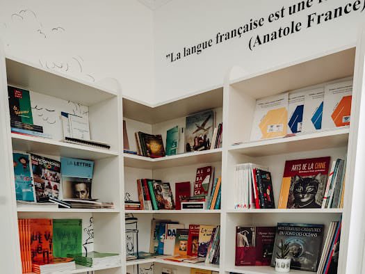 laurenceauer's tweet image. A 40 km de l’Ukraine, inauguration d’un nouveau bâtiment de l’Alliance française de #Suceava une Alliance plus grande, en centre ville pour accueillir, enseigner, plus que jamais indispensable aux cotés de l’université des élus #multilinguisme #diplomatiedinfluence @Fondation_Af