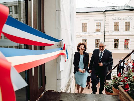 laurenceauer's tweet image. A 40 km de l’Ukraine, inauguration d’un nouveau bâtiment de l’Alliance française de #Suceava une Alliance plus grande, en centre ville pour accueillir, enseigner, plus que jamais indispensable aux cotés de l’université des élus #multilinguisme #diplomatiedinfluence @Fondation_Af