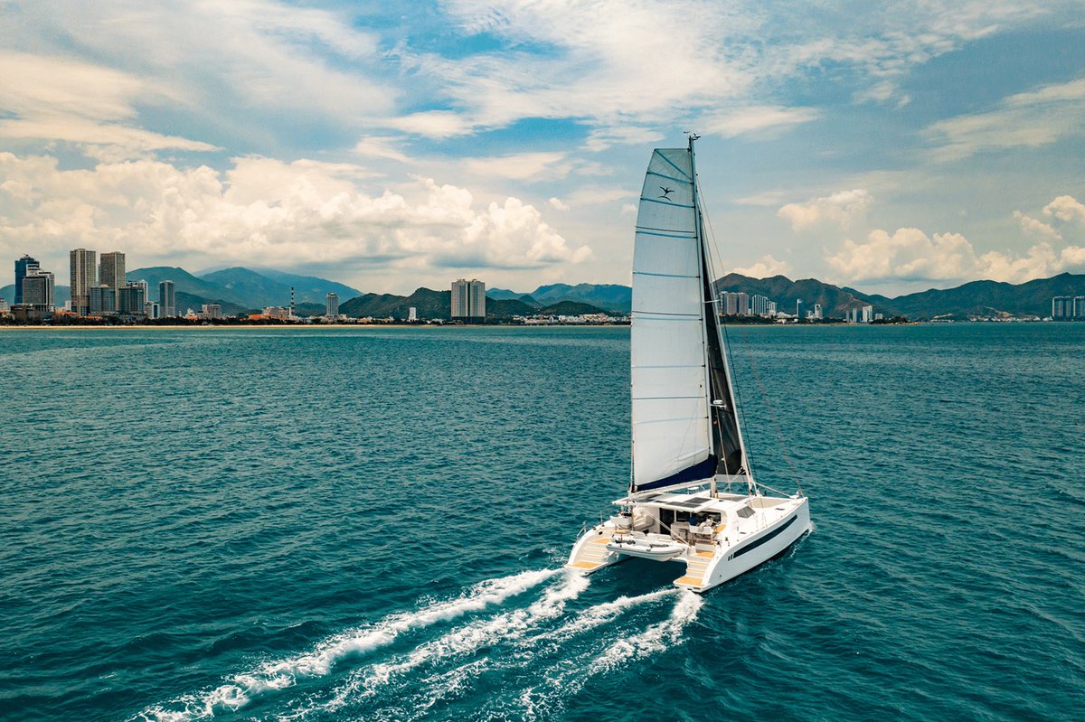 SaigonSarah's tweet photo. ❤️ 🇦🇺 expertise +🇻🇳 skills = high tech manufacturing! 🇦🇺 @CorsairMarine are building luxury yachts for the 🌏 right here in 🇻🇳. 🙏Richard and team for the tour of your terrific factory and #Auschamvn.org for building connections! @AusAmbVN https://t.co/Dlc1f28zGt