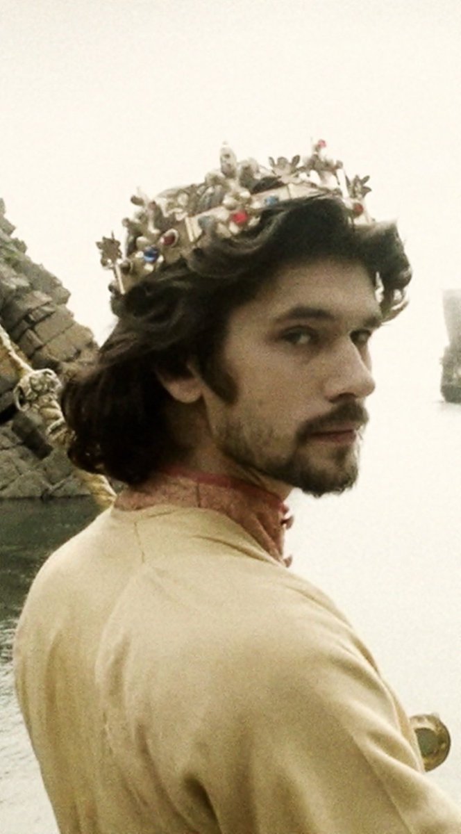 #shakespearesunday 
'...within the hollow crown. That rounds the mortal temples of a king..' 
Richard 2 3.2 #benwishaw