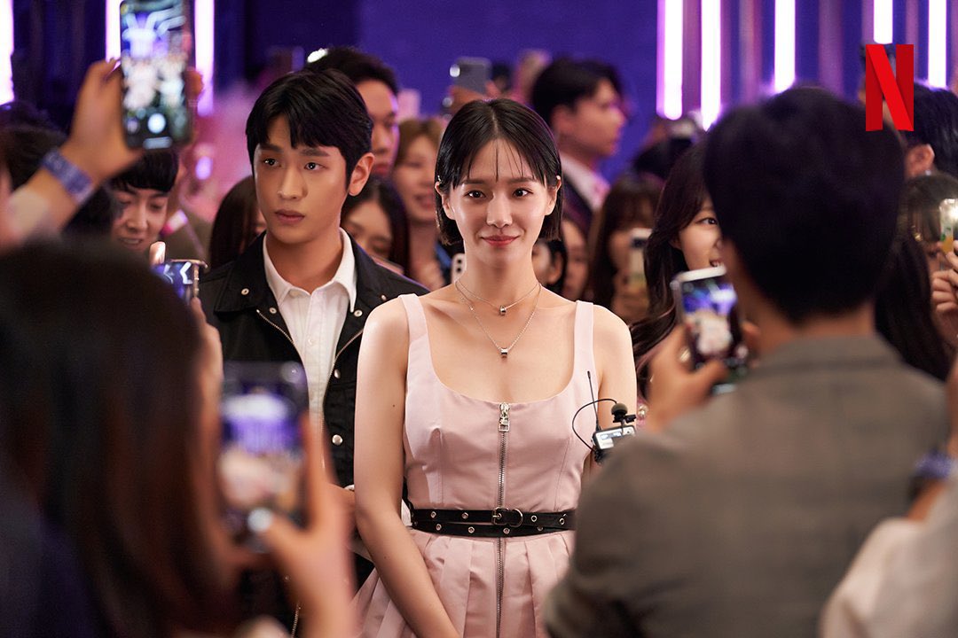 infodrakor_id's tweet photo. Mimin baru ngelarin drama #Celebrity setelah seminggu rilis di Netflix (12 ep) 

Ini dramanya isinya suudzon, iri dengki, senggol sana sini ala selebgram. Kerennya si Seo Ari ini mentalnya baja banget dan tipe orang yg gak mau diinjek injek atau dicaci maki 👏 https://t.co/yVqhhKMrj4