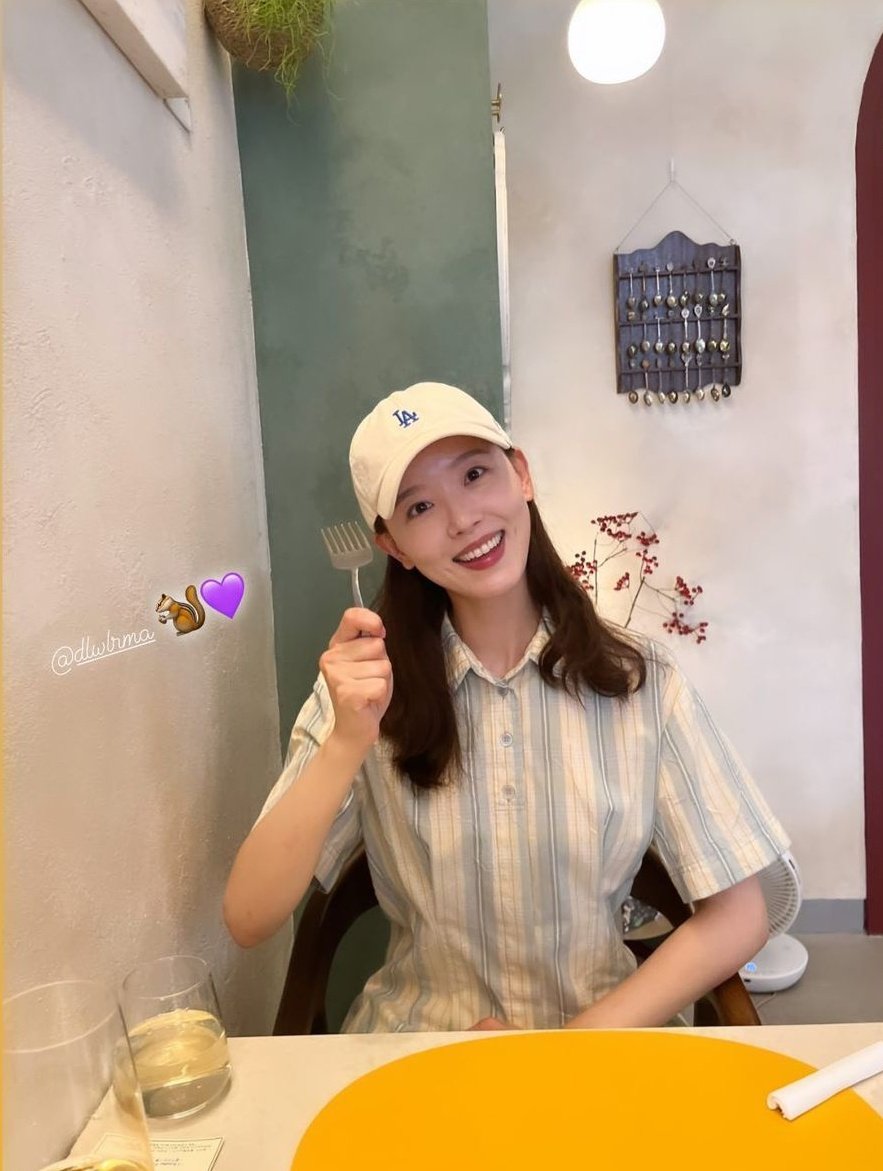 hannagyeongs's tweet photo. This will do. Jieun-Hanna forever and ever and ever! https://t.co/C0Y4kchT3T