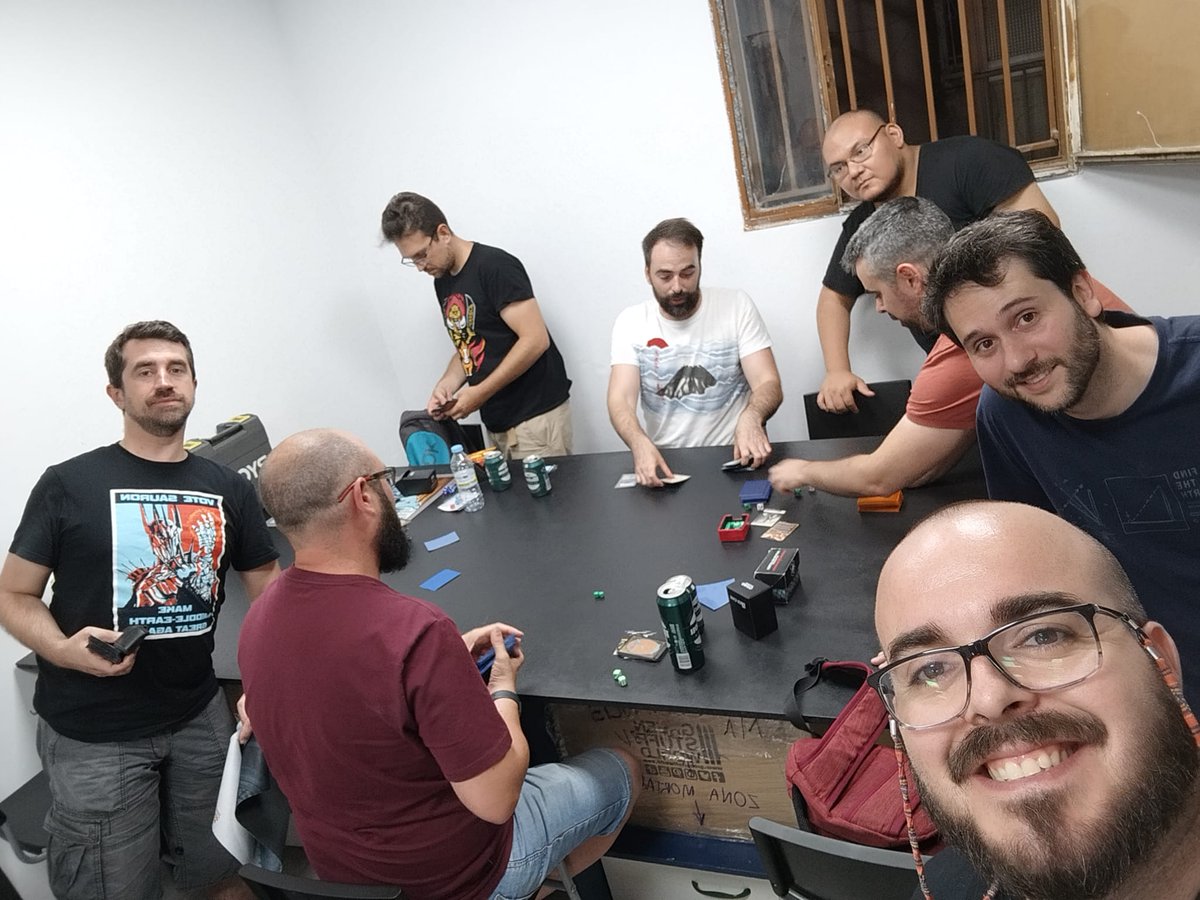 Habemus_Ludum's tweet photo. #quedadashabemusludum
El #VierGames , entre otras cosas, tuvimos liga de #BloodBowl y #Draft de #MagicTheGathering versión #LordOfTheRings
#HabemusBloodBowlLeague #HBBL #FantasyFootball
#magic @wizards_magic #tabletopgaming #tabletopgames https://t.co/PbSaFjGCGK