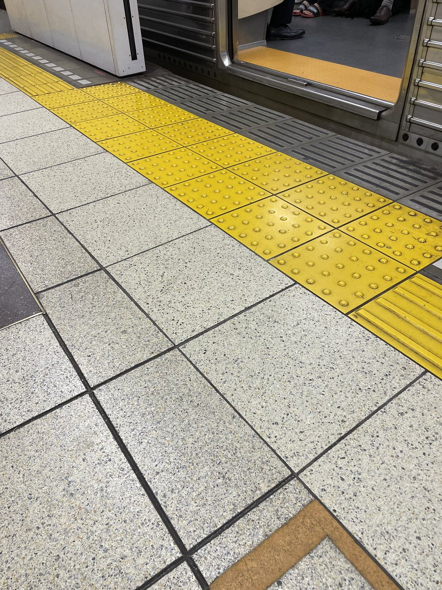 misa_misaxxx's tweet photo. 日本……。一部解消されつつはあるけどね。駅員さんにお願いすると、��車までかなりの時間がかかって、この次の次で良いですか？とか、まったく時間が読めないことになってとても困ることが多い。
このちょっとの段差で、乗りたい電車の30分前には駅にいなくちゃいけない現状。 https://t.co/X079wDiHBU