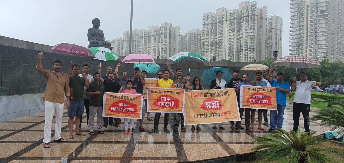 nefowaoffice's tweet photo. ना शीतलहर में रुके, ना ही भीषण गर्मी में यह प्रदर्शन थमा और ना ही यह कारवां बरसात में रुकने वाला है. 
अपने फ्लैट के पजेशन की मांग एवं जिन घरों की अभी तक रजिस्ट्री नहीं हुई है उसे शुरू करवाने के लिए भारी बारिश में भी #Homebuyers एकजुट होकर प्रदर्शन में शामिल हुए.  
#KabHogiRegistry
#KabMilegaApnaGhar 
@PMOIndia @narendramodi @AmitShah @MoHUA_India @UPGovt @ChiefSecyUP @myogiadityanath @OfficialGNIDA @DhirendraGBN @tejpalnagarMLA @PankajSinghBJP @dr_maheshsharma @surendrasnaagar