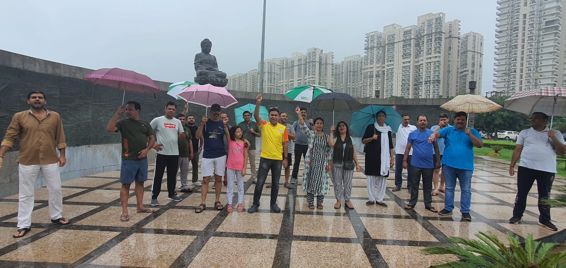 nefowaoffice's tweet photo. ना शीतलहर में रुके, ना ही भीषण गर्मी में यह प्रदर्शन थमा और ना ही यह कारवां बरसात में रुकने वाला है. 
अपने फ्लैट के पजेशन की मांग एवं जिन घरों की अभी तक रजिस्ट्री नहीं हुई है उसे शुरू करवाने के लिए भारी बारिश में भी #Homebuyers एकजुट होकर प्रदर्शन में शामिल हुए.  
#KabHogiRegistry
#KabMilegaApnaGhar 
@PMOIndia @narendramodi @AmitShah @MoHUA_India @UPGovt @ChiefSecyUP @myogiadityanath @OfficialGNIDA @DhirendraGBN @tejpalnagarMLA @PankajSinghBJP @dr_maheshsharma @surendrasnaagar
