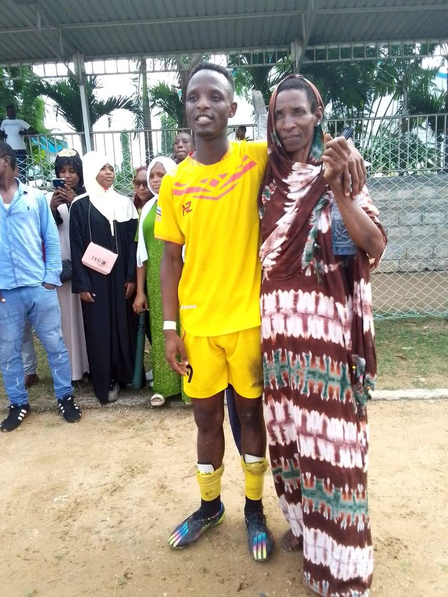 MwawanaMuema's tweet image. Mohamed Beja Nyamawi&apos;s mom came all the way from Kwale County to Mombasa to support her son as he scored his 20th goal of the season to end the #FKFNSL season as the top scorer.

#FootballKE @ssassadfc