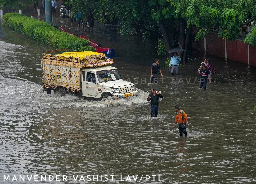 Streets flooded after monsoon rains in Delhi.
#monsoonrains
#waterlogging