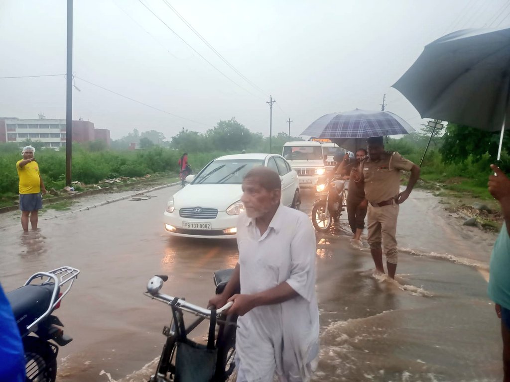 ssputchandigarh's tweet photo. People are advised to avoid the road  from Sector-39 Snehalaya to village Maloya, as it blocked due to heavy rain and water logging
  #WeCareForYou https://t.co/Qyjgy2YQGP