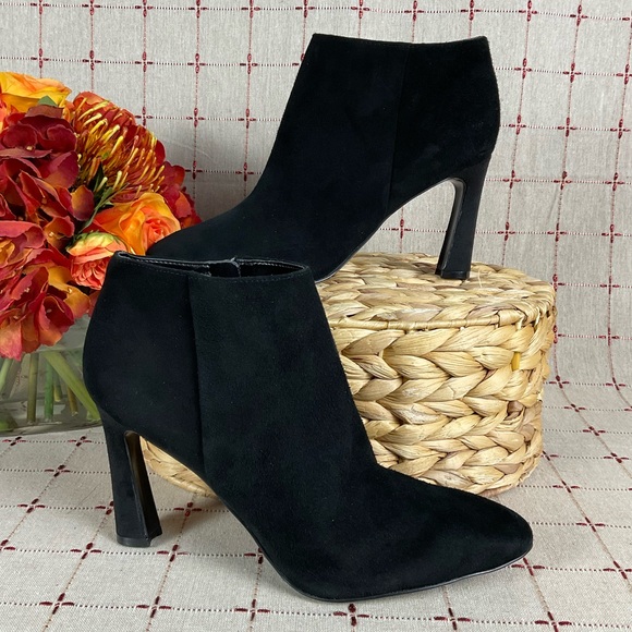 PorcelainDoll4U's tweet photo. So good I had to share! Check out all the items I'm loving on @Poshmarkapp #poshmark #fashion #style #shopmycloset #handmade #davidsigal #ninewest: https://t.co/4y7ajUxjg6 https://t.co/tyGbXWlOxk