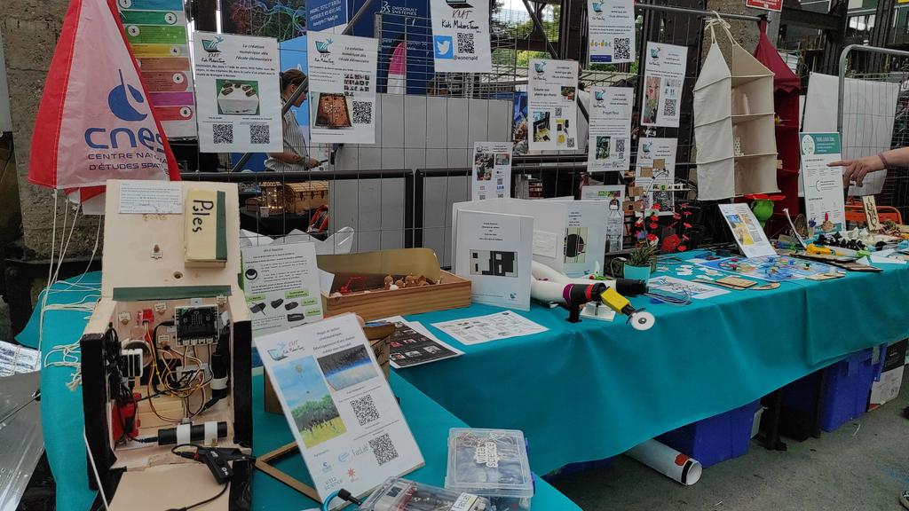 Merci <a href="/Makemefamily/">Makeme</a>, Toujours de chouettes rencontres qui remplissent la boîte à idées des projets futurs, en collab. avec de multiples acteurs présents sur ce type d'événement. Avec <a href="/jeUX_sais_FAIRE/">je{UX] sais FAIRE</a> , cette aprem micro conf.  pour présenter la nouvelle plateforme <a href="/materiel_peda/">Je Fabrique Mon Matériel Pédagogique</a>