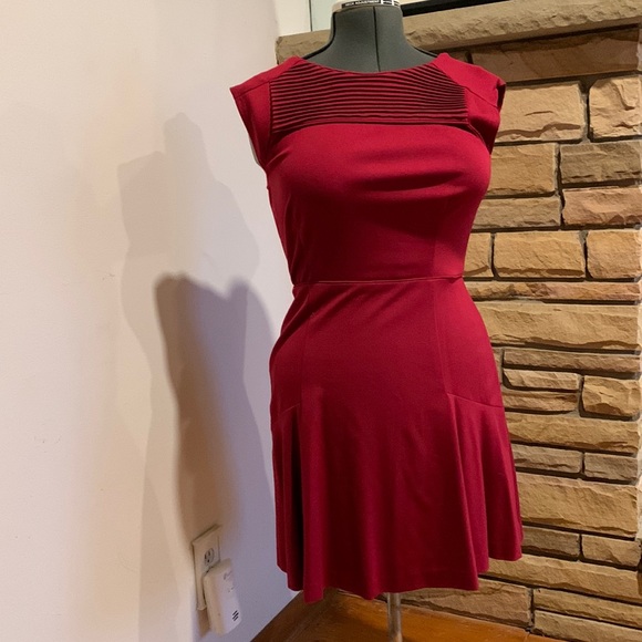 So good I had to share! Check out all the items I'm loving on <a href="/Poshmarkapp/">Poshmark</a> #poshmark #fashion #style #shopmycloset #nike #bananarepublic: posh.mk/2YnUItCPhBb