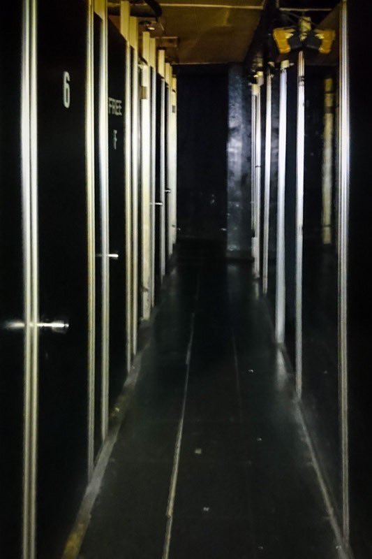 รีวิว หัตเตงบะ ร้านดูหนังโป๊ Back Drop พร้อมรูสอดควย ดูหนังโป๊ไปพร้อมดูดควยห้องข้างๆ หรือจะสอดควยให้ห้องข้างๆดูดก็ได้

ร้านอยู่ที่ชินจูกุ ร้านแรมนี้จะเรียกรวมๆว่า DVD-BOX ค่าเข้า 1300เยน มีตีมประจำวันลดราคาเช่นวันหนุ่มแว่น ใครใส่แว่นลดไป200เยน (ต่อ)