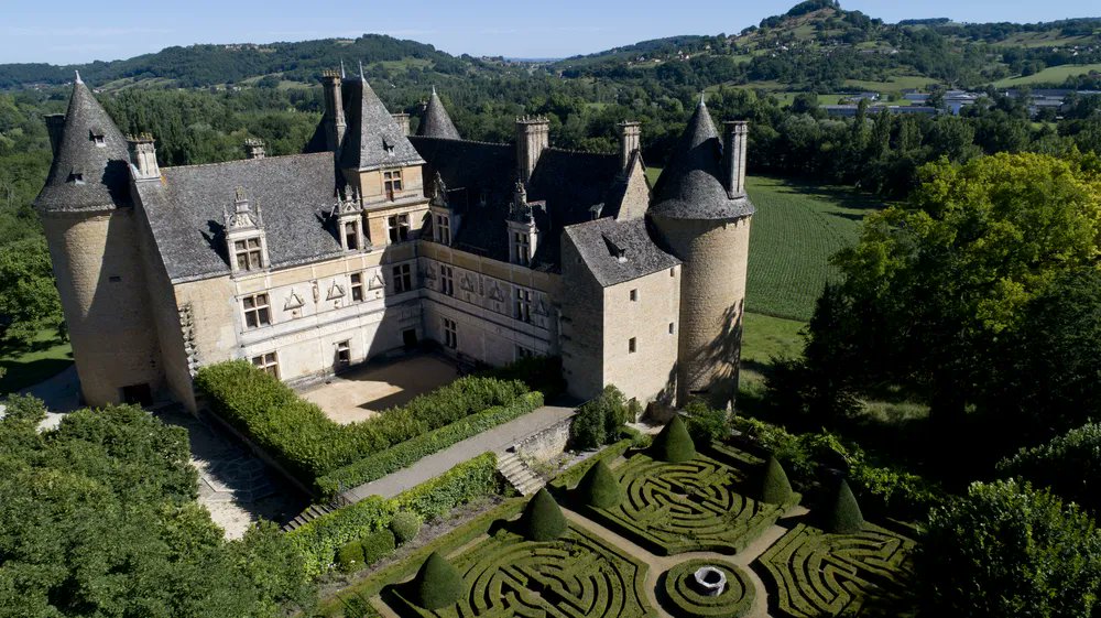 leCMN's tweet photo. #LeSaviezVous Le château de #Montal, dans le Lot, a caché pas moins de 1300 tableaux pendant la Seconde Guerre mondiale, pour les préserver des pillages allemands. 🖼️ Parmi eux, une star : la célèbre Joconde !
https://t.co/UKkCA24dTS https://t.co/G6FQU43cXH