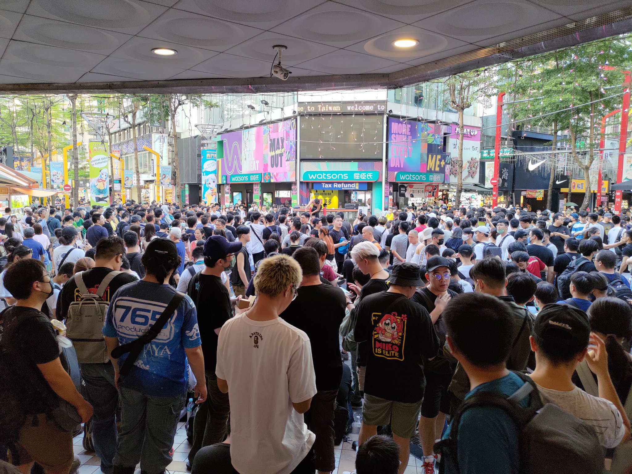 [Vtub] 誰會請假北上擠3小時來看60秒的廣告啊