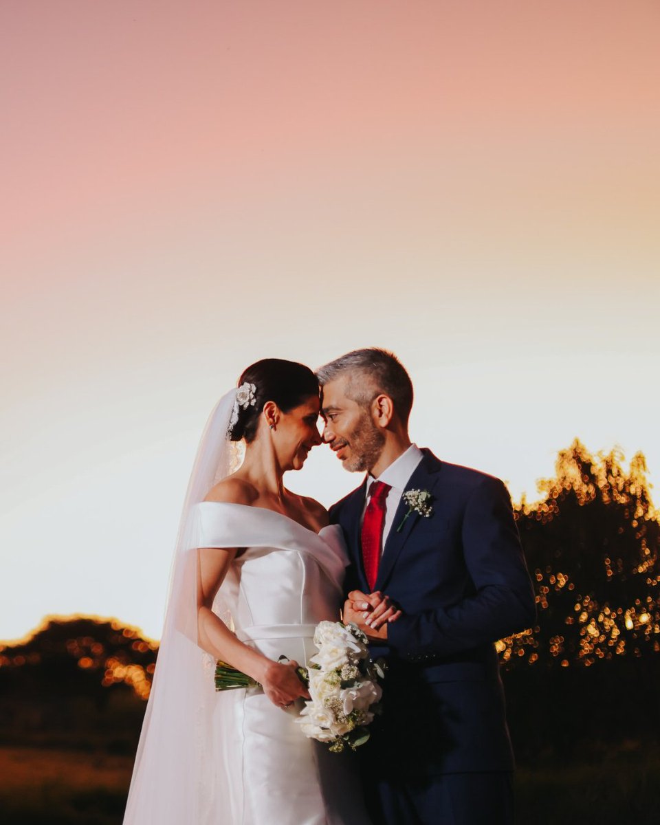 blessends_'s tweet image. No abraço do pôr do sol, encontramos a essência do amor. Nessa foto, capturamos a magia desse momento lindo, em que tom do céu envolvem o casal com uma aura de calor e ternura. #casamentos2023 #noiva #noivo