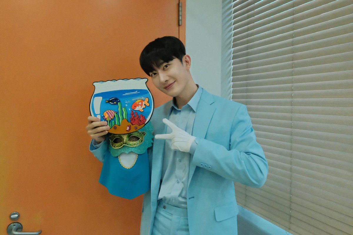 woaimi419's tweet image. 230709 Zhou Mi Instagram update:
Who are you Mr Fishbowl? K 🎤
#kingofmaskedsinger #fishbowl #zhoumi