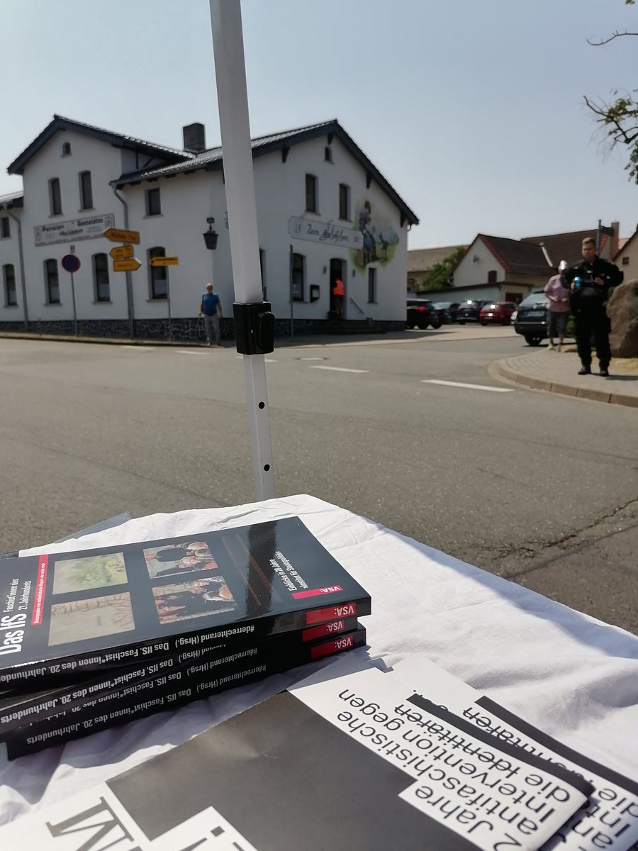 IfS_dicht's tweet photo. 13:18 Uhr Wir sind auch heute wieder in #Schnellroda und machen deutlich: #EsGibtKeinRuhigesHinterland
#sr0907 #IfSdichtmachen https://t.co/hj3SIFbK42