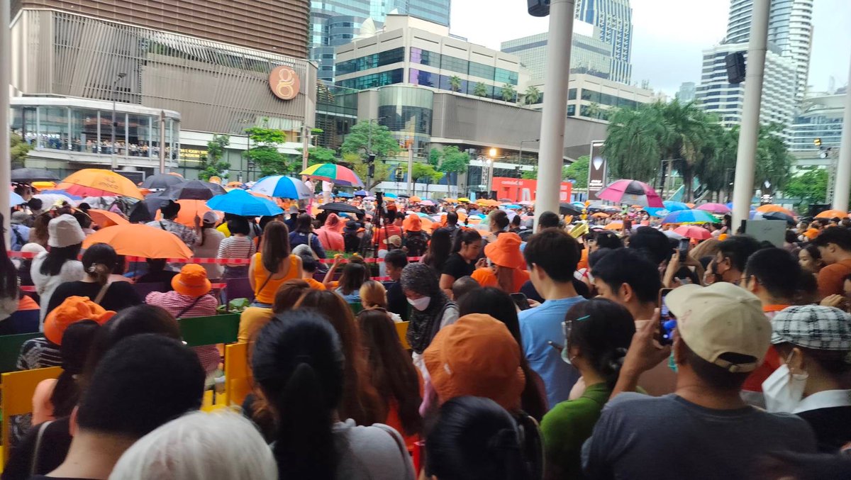 77Kaoded_news's tweet photo. 🎯ล้นหลาม ท่ามกลางสายฝน ชาวกรุงแห่รับ #พิธา ร่วมกิจกรรม #ขอบคุณประชาชน ฟังเสียงทุกคนก่อน #โหวตนายก ลานหน้าห้าง #CentralWorld  

#นายกพิธา #นายกคนที่30 #พิธาลิ้มเจริญรัตน์ #ก้าวไกล #พรรคก้าวไกล #ลานหน้าCentralWorld #เซ็นทรัลเวิลด์ #มวลชน #ด้อมส้ม #77ข่าวเด็ด #77kaoded #การเมือง https://t.co/NfJPBrpBqP