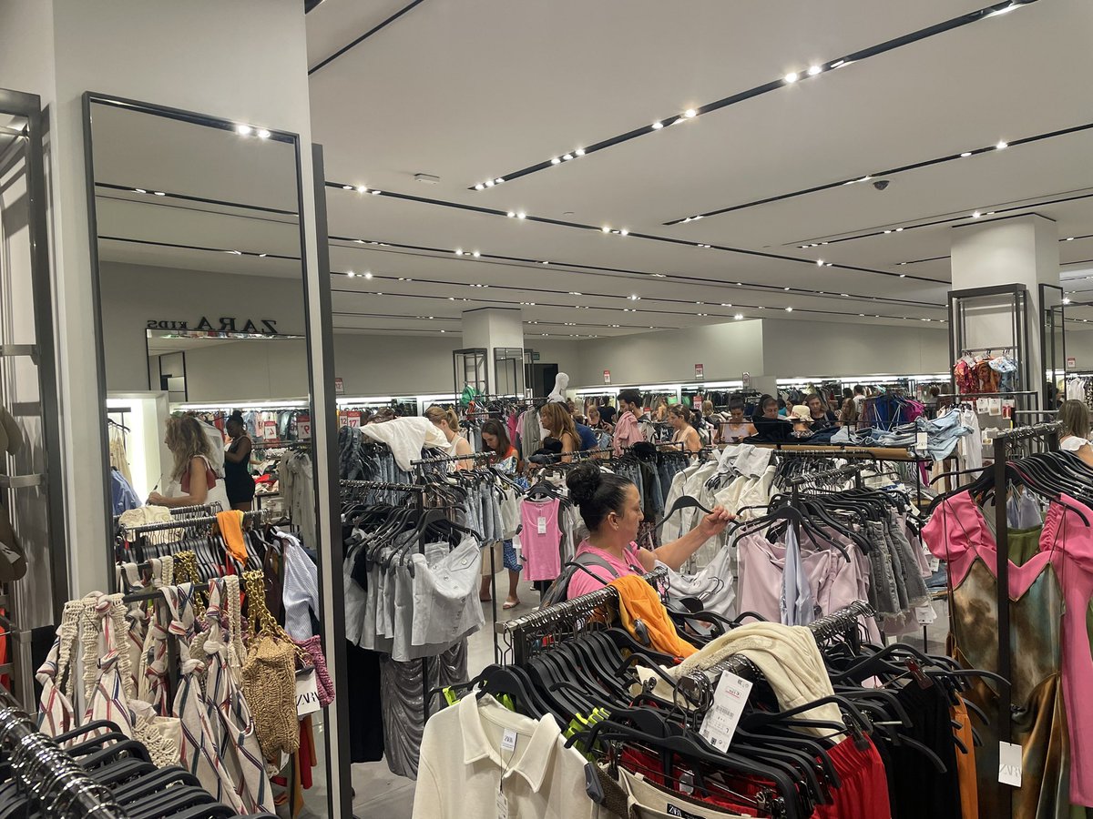 jpiedrahita's tweet photo. ¿Shopping experience? Mas bien „cola xperience“ por mas y mas productos a consumir offline 🙄  (no, de esto no se habla cuando el #retail #comercio se auto alaba en congresos, presentaciones, „medios subvencionados“, notas y ruedas de prensa a cubrir como „trade periodista criticamente comprometido“, de lo bien que lo hace todo…)