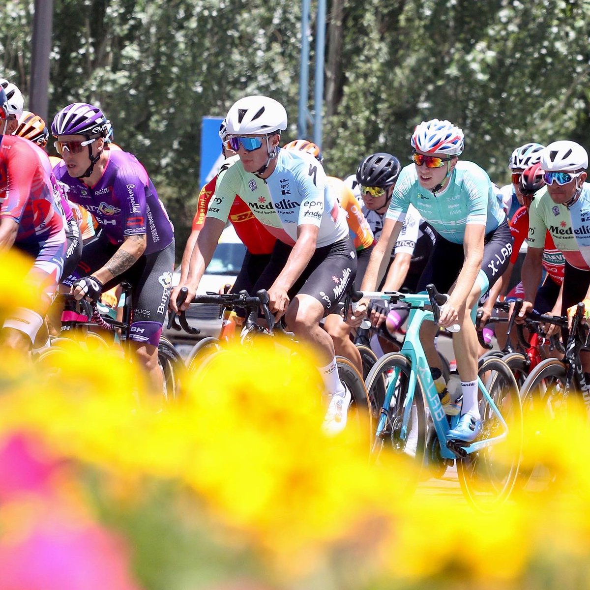 Sin contratiempos hemos pasado la etapa 1 del <a href="/TDQL_Official/">Tour of Magnificent Qinghai</a>, en un circuito de 109 kilómetros que se definió al embalaje. 

Todos nuestros corredores ingresaron en el grupo principal, con <a href="/wparedesz/">Wilmar Paredes</a> en la octava posición 🔥

Seguimos ilusionados y motivados 💪🏻

#VivaMedellín 💙