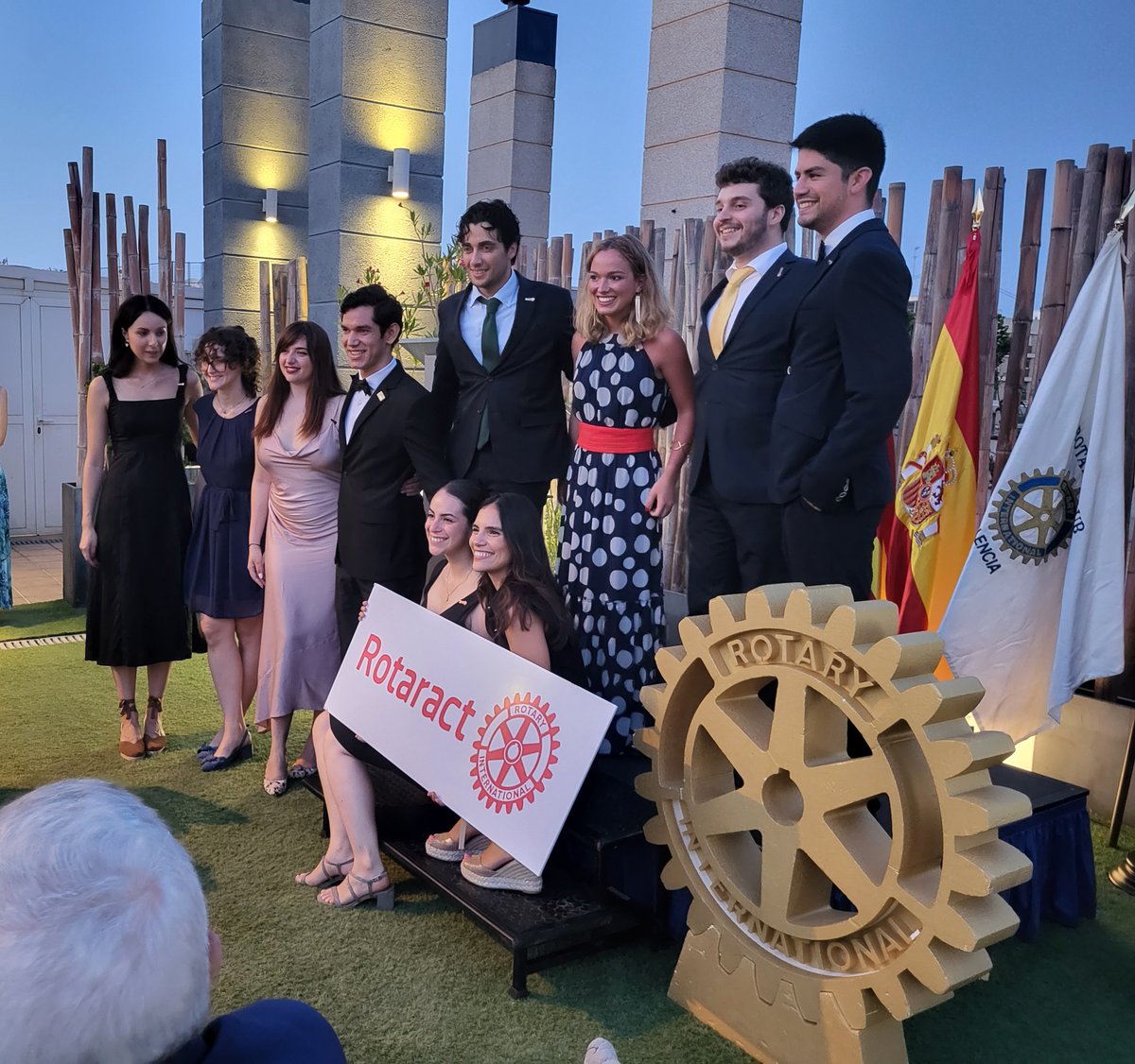 rvalenciacentro's tweet photo. En el cambio de presidencia del RC Valencia se presentaron los nuevos ROTARACTS de los clubes de Valencia. Desde @rvalenciacentro queremos felicitaros y desearos lo mejor, en esta andadura para ayudar a hacer un mundo mejor, con los altos ideales rotarios. https://t.co/tVFtM7rGEp