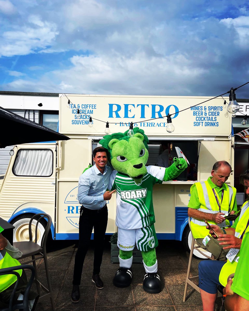 Fantastic to have Roary the Lion visit our outdoor bar “Retro” pictured with Pier 17 General Manager Luis Sousa @augustoo_sousa #pier17restaurant #visitguernsey #islandgames2023 #roarythelion🦁 #seamusduggan #thatislandfeeling @kimduggan1 Roary the Lion