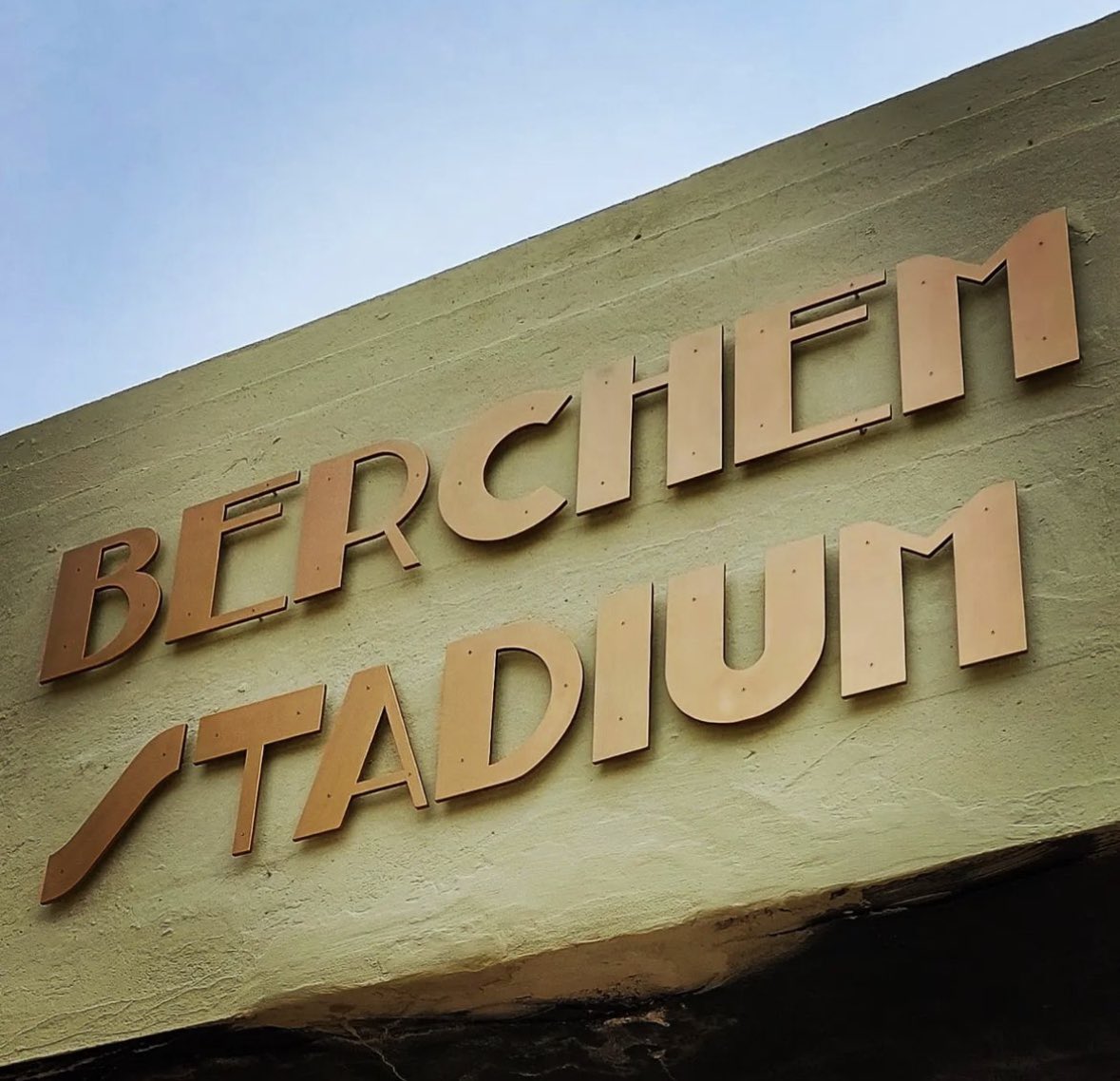 winkelmans's tweet photo. De helden van deze zomer zijn de mannen van Supportersclub De Plein die de oude stadionpoort van Berchem Sport in ere herstellen.🔥 Fan-zijn op zijn schoonst. https://t.co/WY3IEqyC7b