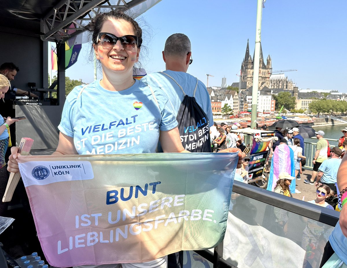 "Mit unserer Teilnahme am CSD wollen wir deutlich machen, dass Diskriminierung jeglicher Art an der Uniklinik Köln keinen Platz hat. Denn wir sind überzeugt: Vielfalt ist die beste Medizin!", sagt Marina Filipović, Pflegedirektorin der #Uniklinik #Köln, auf der #CSD-Parade.