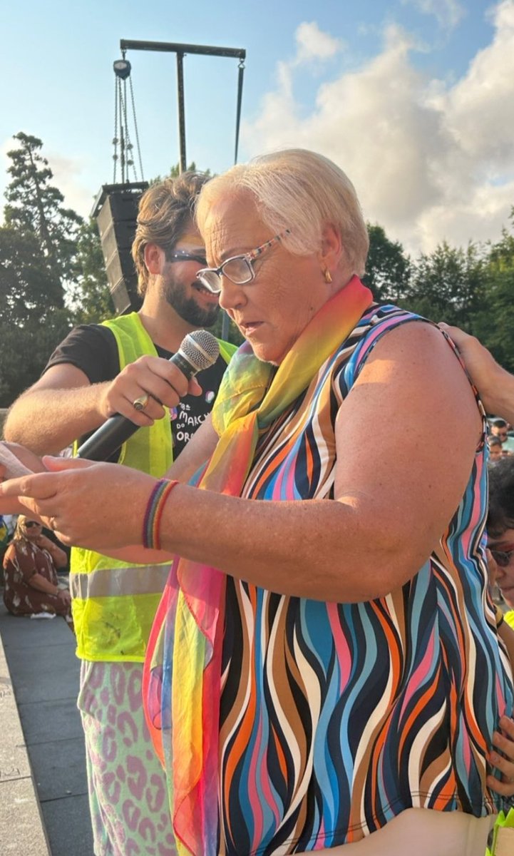 A Marcha do Orgulho LGBTI bate diferente quando tens dezenas de jovens a chorar com as palavras da mãe Amplos Eulália:

"amem os vossos filhos, como eu amo o meu! As famílias levam tempo mas dou-vos o meu carinho até lá!"