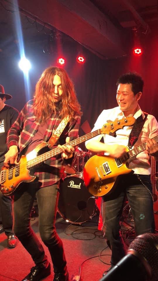 TNTN0915's tweet photo. 思い出2
元B'zサーポートメンバー、
満園さん・黒瀬さんにお会いでき演奏できた事😊✨
今でも演奏見て頂いたり本当に有難いです✨
満園さんに言われた「TAK道」、まだまだ突き進みます🎸
LIVEやDVD等で見ていた方々と実際にお会いでき演奏できた事は本当に嬉しかった。
(写真はOKとの許可は取ってます) https://t.co/MxOk68uKyF