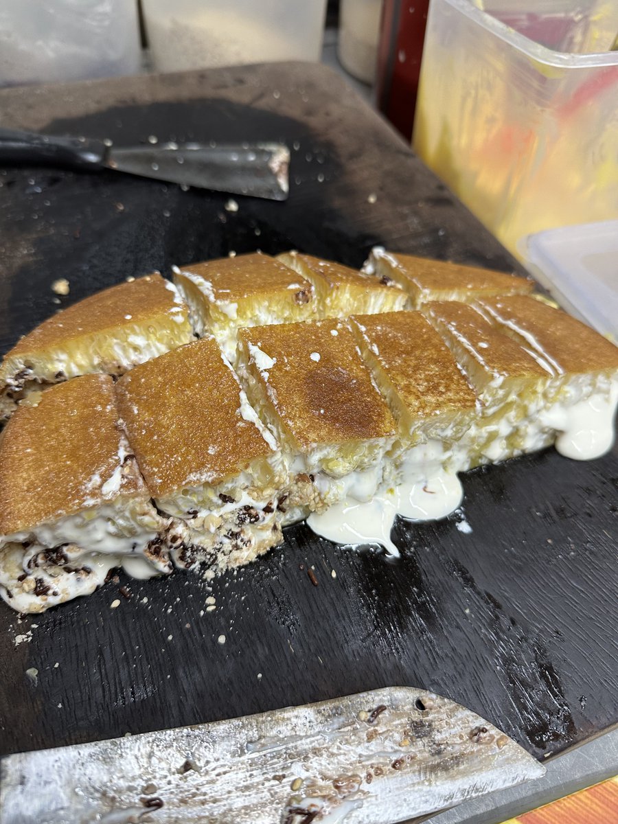 Widino's tweet photo. Liat nih, eksperimen iseng gw berhasil menciptakan martabak manis yg enak bgt hahaha.
 
Gara-gara stok puck gw ga abis-abis, akhirnya gw bawa ke kang martabak langganan buat jadi tambahan topping. Surprisingly, martabaknya jadi enak pake bgt. https://t.co/VHrm3GoWlY