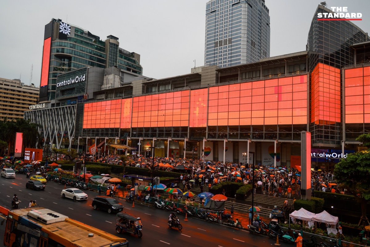 thestandardth's tweet photo. จอรอบลานเซ็นทรัลเวิลด์ เปลี่ยนเป็นสีส้ม ช่วง พิธา ว่าที่นายกฯ ก้าวไกล กำลังปราศรัย

วันนี้ (9 กรกฎาคม) ที่ลานหน้าเซ็นทรัลเวิลด์ มีประชาชนสวมเสื้อและสัญลักษณ์สีส้ม รวมถึงผู้สนับสนุนพรรคก้าวไกล และสมาชิกสภาผู้แทนราษฎร (ส.ส.) พรรคก้าวไกล เดินทางมาจับจองพื้นที่หน้าเวทีอย่างต่อเนื่อง ท่ามกลางสายฝนที่ตกลงมาอย่างต่อเนื่องเช่นกัน

ต่อมาช่วง 18.00 น. พิธา ลิ้มเจริญรัตน์ หัวหน้าพรรคและแคนดิเดตนายกรัฐมนตรีพรรคก้าวไกล ได้ขึ้นปราศรัยกับประชาชน ช่วงหนึ่งที่กำลังปราศรัย ปรากฏว่าจอภาพรอบลานหน้าเซ็นทรัลเวิลด์ ได้เปลี่ยนเป็นภาพสีส้มด้วย

ภาพ: ศวิตา พูลเสถียร
#TheStandardPhoto 
#นายกคนที่30 #โหวตนายกฯ