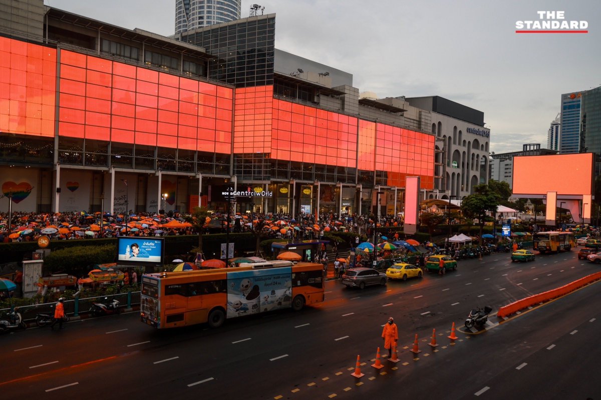 thestandardth's tweet photo. จอรอบลานเซ็นทรัลเวิลด์ เปลี่ยนเป็นสีส้ม ช่วง พิธา ว่าที่นายกฯ ก้าวไกล กำลังปราศรัย

วันนี้ (9 กรกฎาคม) ที่ลานหน้าเซ็นทรัลเวิลด์ มีประชาชนสวมเสื้อและสัญลักษณ์สีส้ม รวมถึงผู้สนับสนุนพรรคก้าวไกล และสมาชิกสภาผู้แทนราษฎร (ส.ส.) พรรคก้าวไกล เดินทางมาจับจองพื้นที่หน้าเวทีอย่างต่อเนื่อง ท่ามกลางสายฝนที่ตกลงมาอย่างต่อเนื่องเช่นกัน

ต่อมาช่วง 18.00 น. พิธา ลิ้มเจริญรัตน์ หัวหน้าพรรคและแคนดิเดตนายกรัฐมนตรีพรรคก้าวไกล ได้ขึ้นปราศรัยกับประชาชน ช่วงหนึ่งที่กำลังปราศรัย ปรากฏว่าจอภาพรอบลานหน้าเซ็นทรัลเวิลด์ ได้เปลี่ยนเป็นภาพสีส้มด้วย

ภาพ: ศวิตา พูลเสถียร
#TheStandardPhoto 
#นายกคนที่30 #โหวตนายกฯ