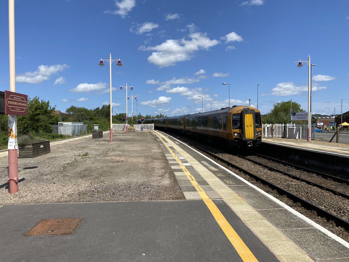 🚉 I had forgotten just how thoughtfully laid out #StratfordUponAvon station is. Best of both rail worlds: GWR, gardening, regular charters, refurbed traction, pedestrian frontage, artisan coffee right opposite.
@WestMidRailway @chilternrailway #ShakespeareLine