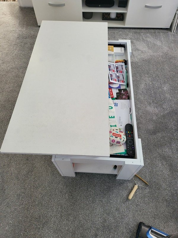 OFFER: Coffee table with lift up lid (SK13) ilovefreegle.org/message/100699…