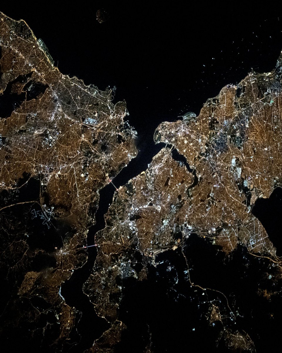 From the ISS, #Istanbul - #Türkiye sparkles at night. ✨🇹🇷
The Bosporus Strait here is a unique spot where Asia meets Europe, and the past intertwines with the present.
