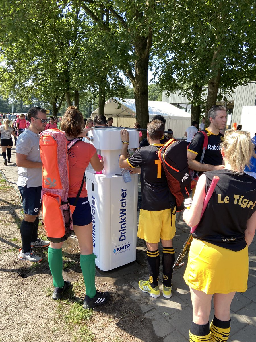 Heb jij het nieuwe #KWTP mobiele watertappunt al gezien? Gisteren gespot bij het Dolce Vita toernooi bij MHC Rosmalen. Was heel hard nodig met dat warme ☀️ weer! 😁💪🏻💦 #watertappunt #hockey #kraanwater #activatie #jogg #sponsoring #gezond #duurzaam