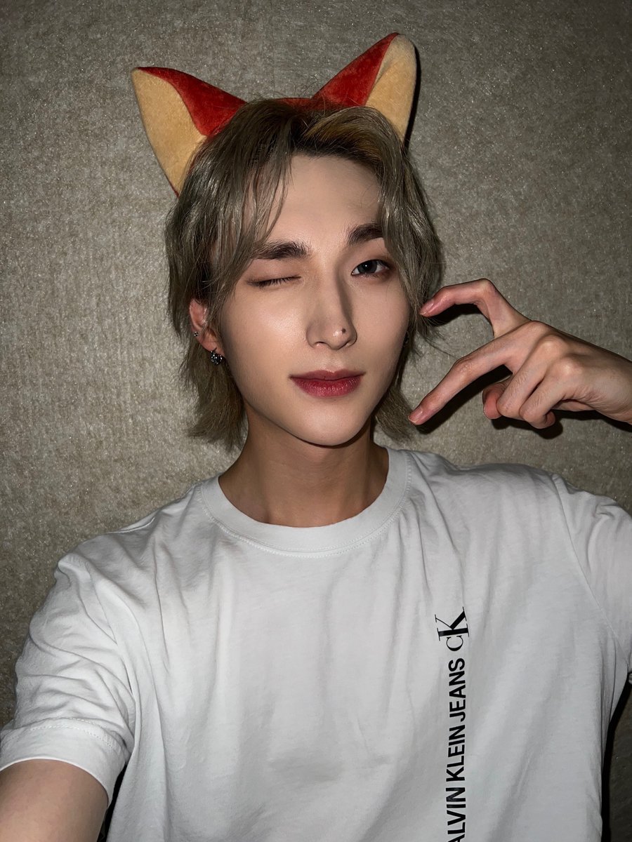 XODIAC_MEMBERS's tweet photo. [#범수] 

이번 주도 좋은 시간 보냈어요? 
벌써 일요일이네요 저는 가끔 오늘이 무슨 요일인지 까먹어요 ㅋㅎㅋㅎㅋ 이번 주도 잘 버텼어요 쏘블리 다음 주에 봐요 뀨🦊

#XODIAC #소디엑 #BEOMSOO #범수 https://t.co/kmjHTnv2fN