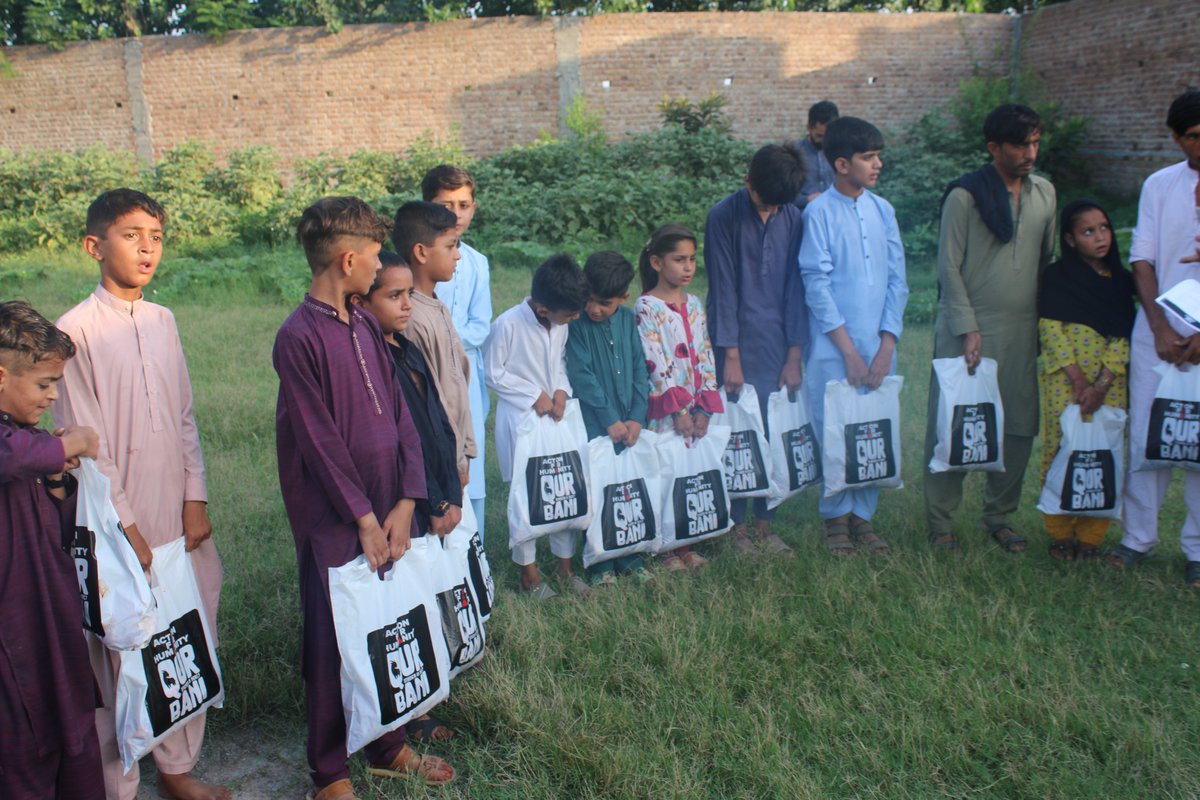 HelpInNeed_PK's tweet photo. 🌟 Observe the impact of #HELPINNEED's Qurbani activities! We shared joy and blessings with our Pakistani brothers and sisters in need, #BringingSmiles to their faces with the help of our brothers and sisters from #ActionForHumanity #AFH . 🙌 #SharingJoy #SharingBlessings https://t.co/lOKbPOQQ16