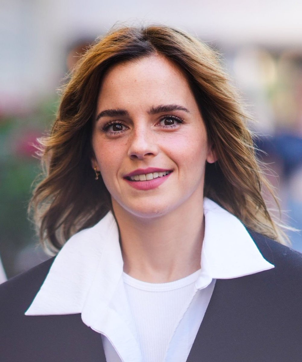 RT @mari__officiall: Describe Emma Watson in two words https://t.co/hvZd6eXGuJ