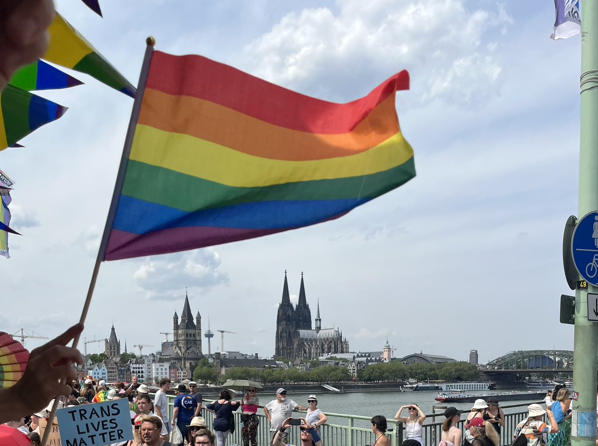Universität zu Köln (@unicologne) on Twitter photo Für #Menschenrechte. Viele. Gemeinsam. Stark.
Heute sind wir gemeinsam mit der @th_koeln, Studierenden und knapp 120 Beschäftigten Teil der diesjährigen Demonstration anlässlich des <a href="/ColognePride/">Cologne Pride</a> 🏳️🌈🏳️🌈🏳️🌈
#ColognePride #HappyPride Für #Menschenrechte. Viele. Gemeinsam. Stark.
Heute sind wir gemeinsam mit der @th_koeln, Studierenden und knapp 120 Beschäftigten Teil der diesjährigen Demonstration anlässlich des <a href="/ColognePride/">Cologne Pride</a> 🏳️🌈🏳️🌈🏳️🌈
#ColognePride #HappyPride